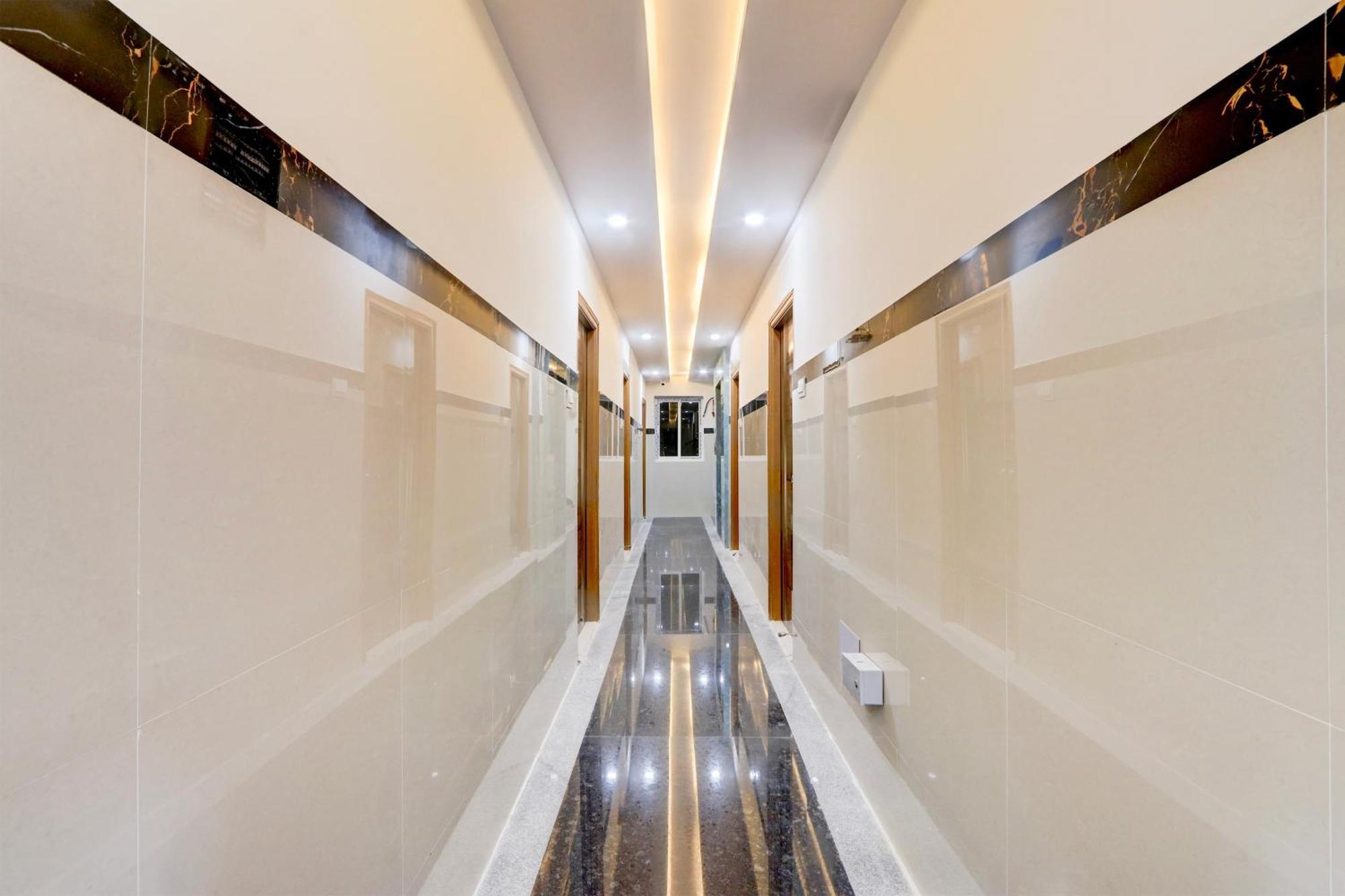 Super Townhouse Nanak Ram Guda Near Waverock Sez Hyderabad Exterior foto