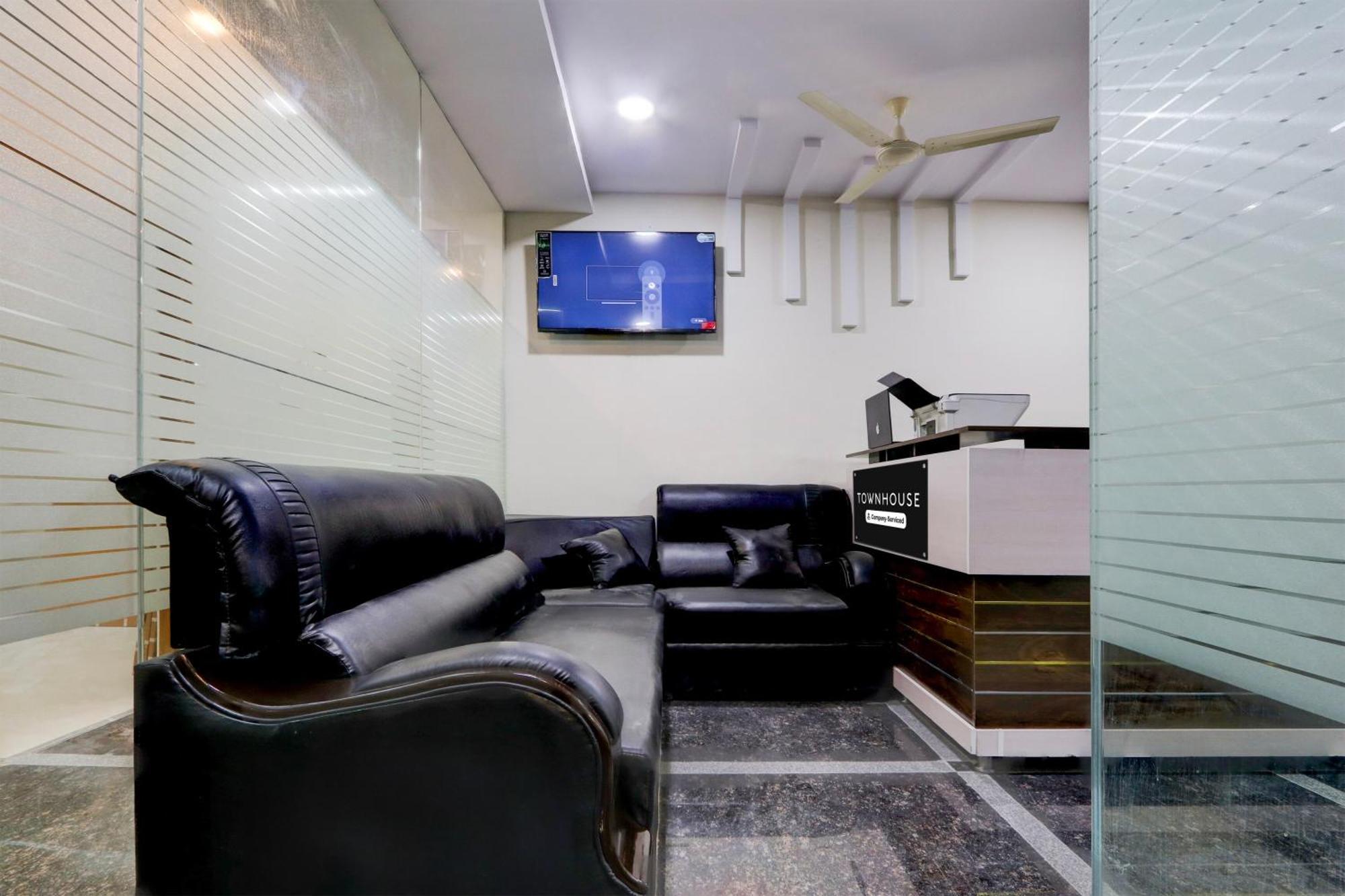 Super Townhouse Nanak Ram Guda Near Waverock Sez Hyderabad Exterior foto