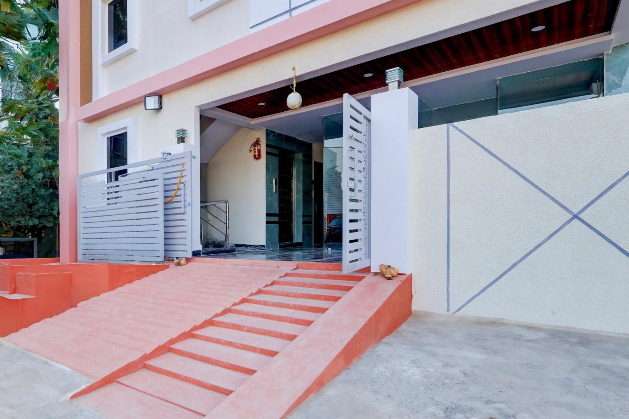 Super Townhouse Nanak Ram Guda Near Waverock Sez Hyderabad Exterior foto
